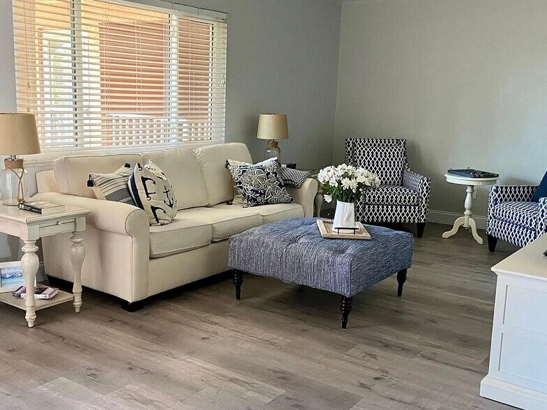 Queen size pull-out pottery barn sofa bed - 3575 Gulf Blvd