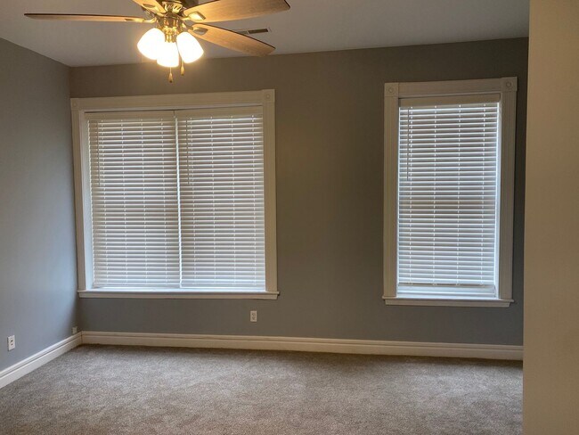 Building Photo - Spacious 4 bedroom 2 bath Townhome Updated...