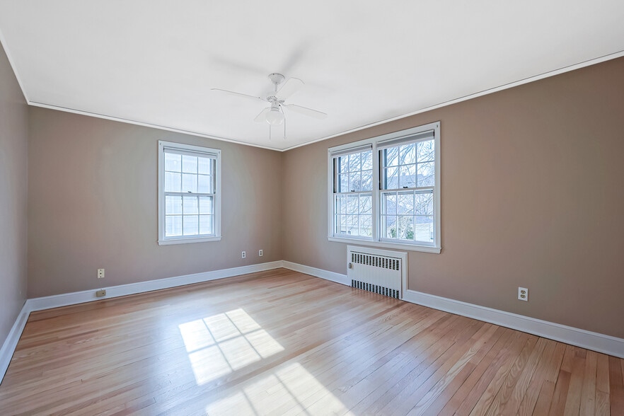 Building Photo - 11 Acadia St