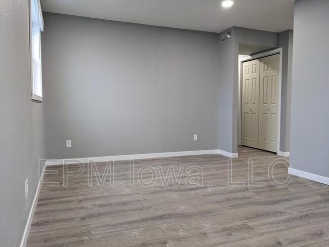 Building Photo - 105 Ludland Dr