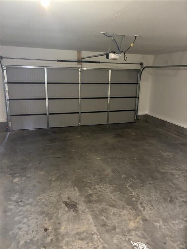 Building Photo - Beautiful 3 Bedroom, 2 Bathroom Home — Minutes from Fort Campbell and the 101st Parkway