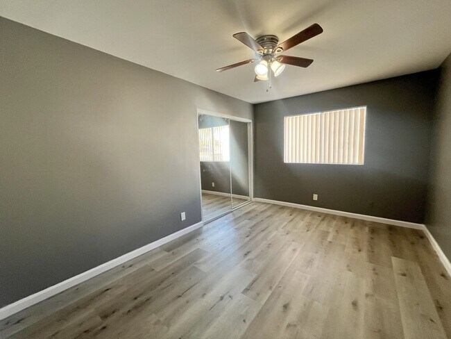 Building Photo - *MOVE-IN SPECIAL* - 2 BD 1 BA UPSTAIRS W/ ...