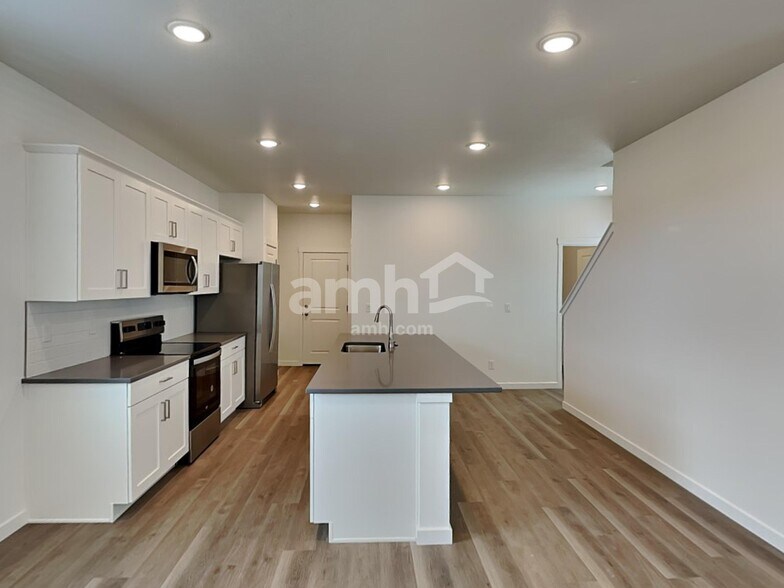 Building Photo - 360 N Addison Way