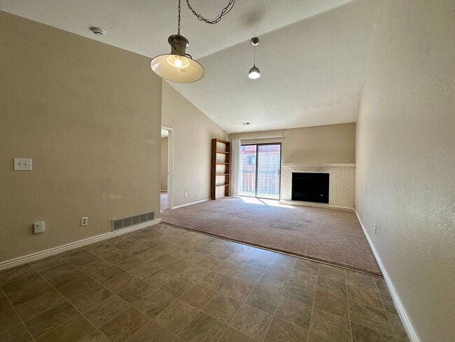 Building Photo - Spacious 2 Bed 2 Bath Condo in Aurora! Acr...