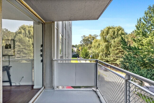 Building Photo - 80 Park St