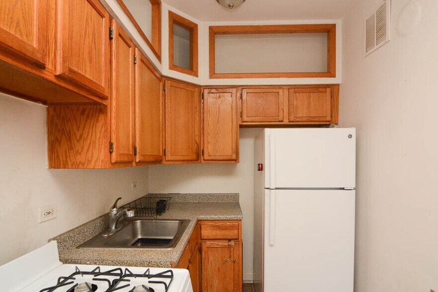 Building Photo - 2249 W Wilson Ave