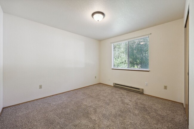 Building Photo - Move in ready now! West side cutie! 2 bed,...