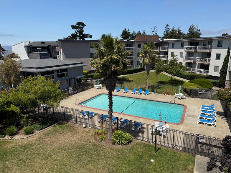 Building Photo - 960 Shorepoint Ct