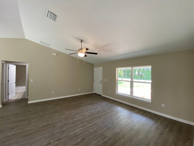 Building Photo - Custom Home - Desirable SE Ocala Neighborh...