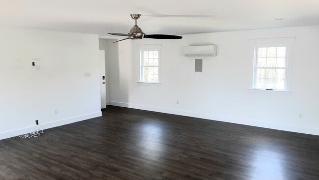 Building Photo - Country Estate Home in Ashland Area