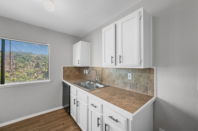 Building Photo - BEAUTIFUL 3 Bedroom, 1 Bathroom in Allen, Texas!