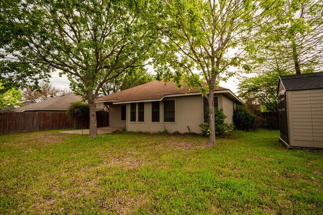 Building Photo - 201 Little Lake Rd