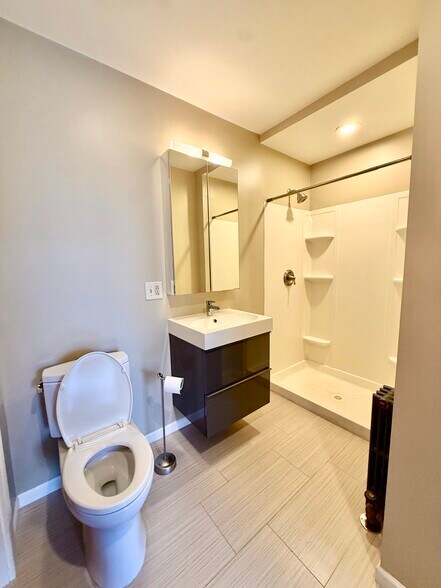Primary bath - 1414 W Farragut Ave