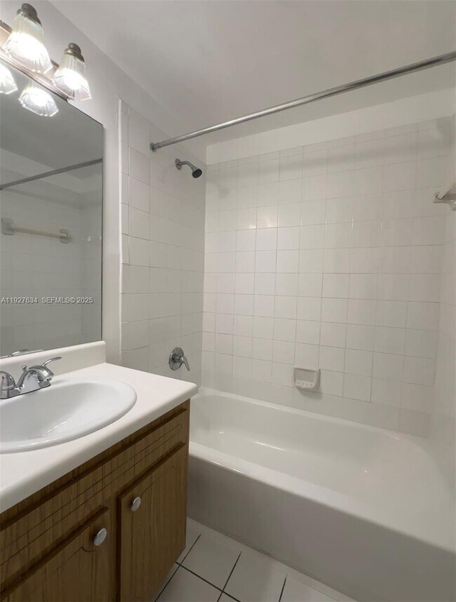 Building Photo - 1595 NE 135th St