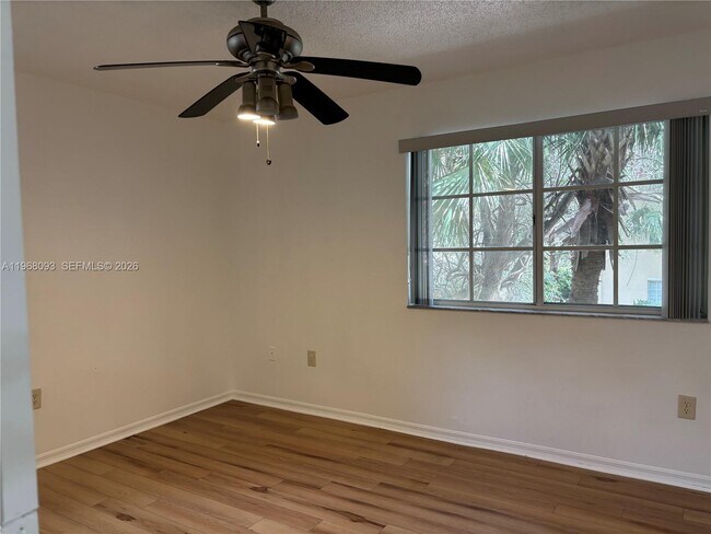 Building Photo - 2433 Centergate Dr