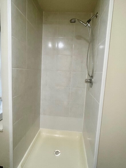 Large shower - 124 College Pl