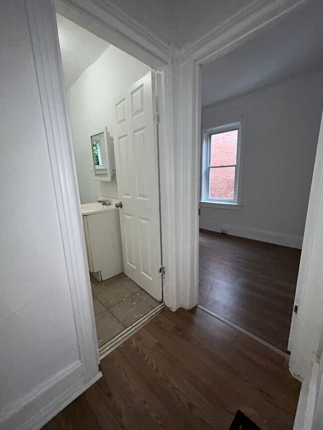 Building Photo - Nice 2 bedroom house big kitchen and yard