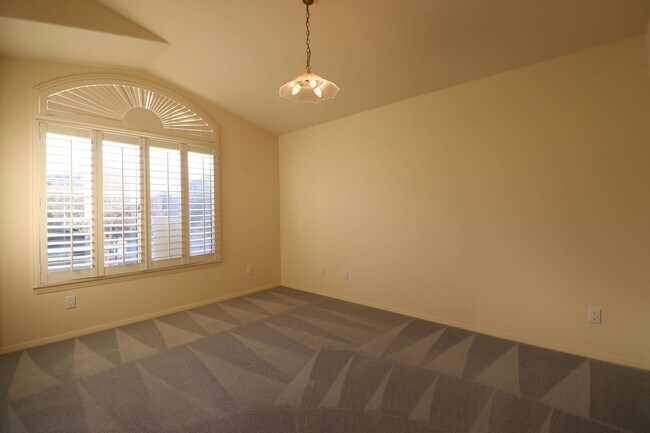 Building Photo - Lovely Mesa Oaks Four Bedroom