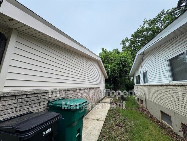 Building Photo - 10655 Hallwood Dr