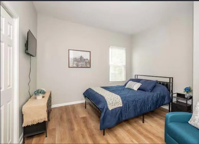 Building Photo - Spacious 5-Bed Furnished Home Near Xavier | Modern Updates, In-Unit Laundry & Off-Street Parking