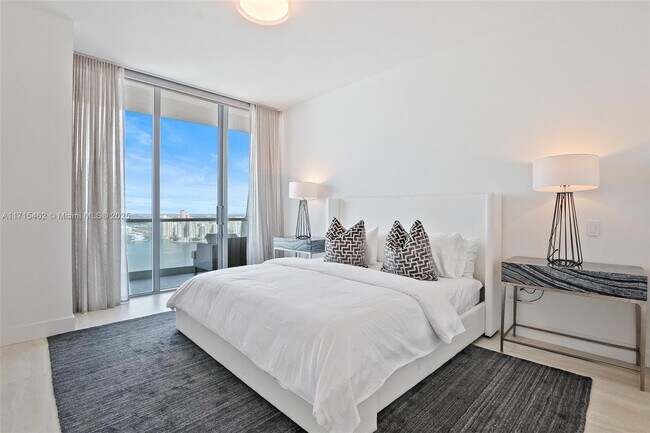 Building Photo - 18501 Collins Ave