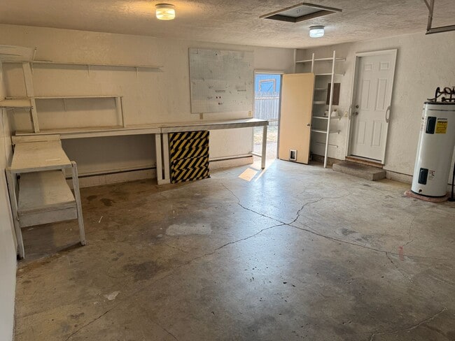 Building Photo - Updated 2 bed 1 bath duplex in Springfield!