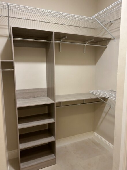 Building Photo - 4412 Vanda Dr