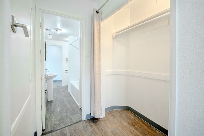 Building Photo - Duplex upper unit in Central District - Upper