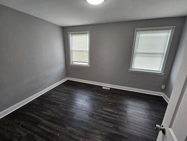 Building Photo - 2 Bedroom/ 1.5 Baths in Bel Air Edison