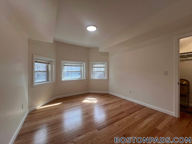 Building Photo - 1725 Commonwealth Ave