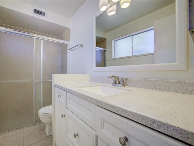 Building Photo - 3 Bedroom 2 Bathroom