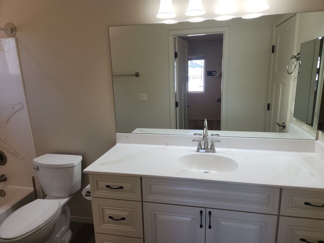 Building Photo - Newer 2 bed / 2 Bath Site Built Home