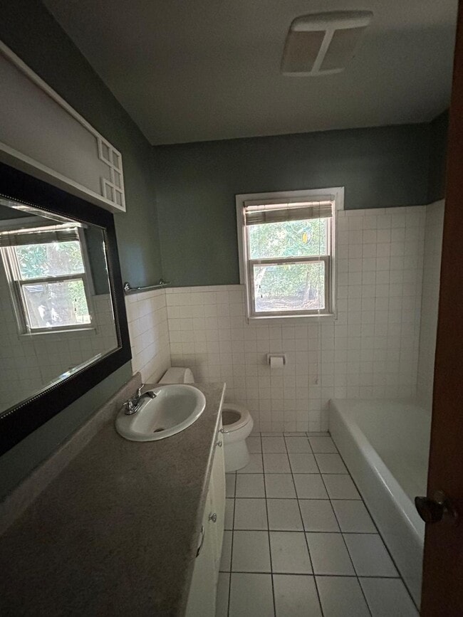 Building Photo - 723 S Ridge Dr