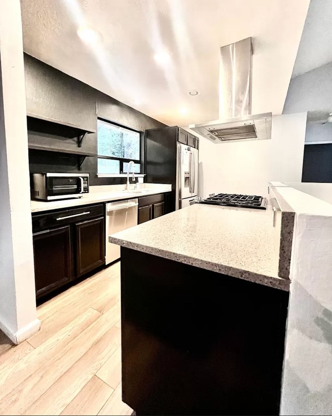 Building Photo - 27151 Lake Dr