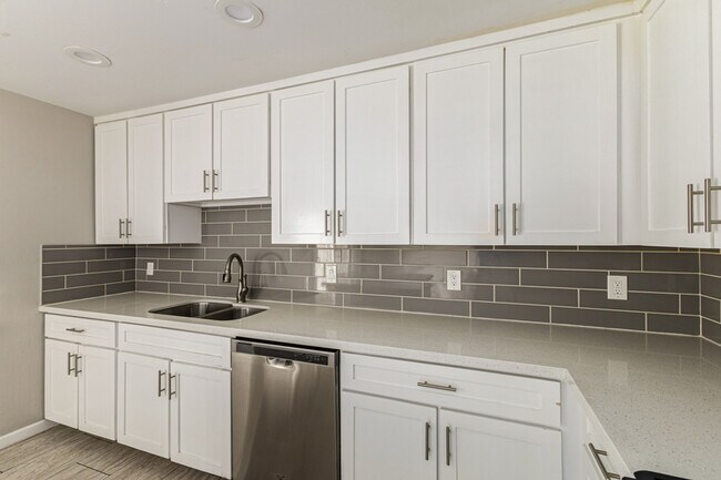 Building Photo - 1310 W Romo Jones St