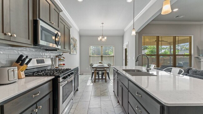 Building Photo - Spacious 4-Bedroom Gem