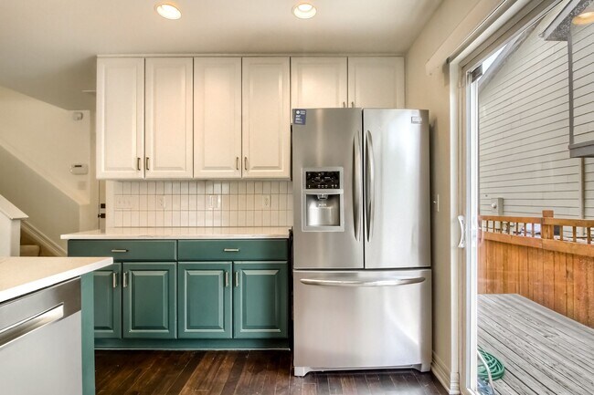 Building Photo - Beautiful 3 bedroom townhome in Central Pa...