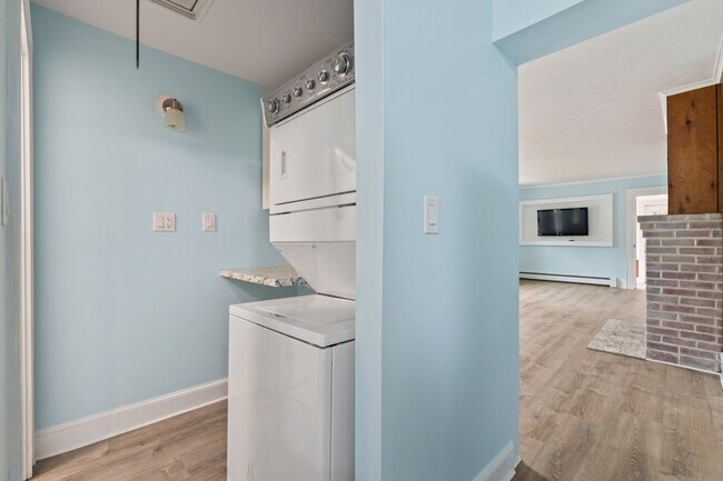 Building Photo - 381 Littlefield Rd