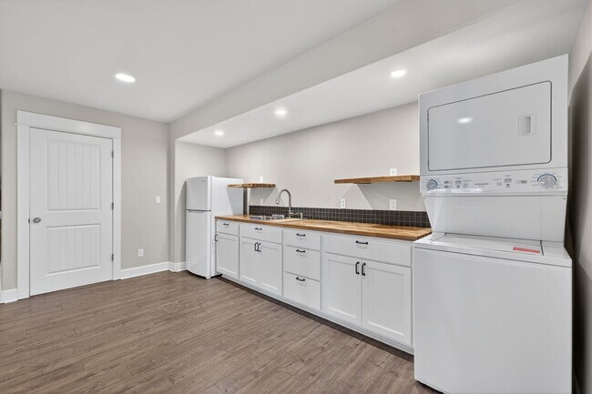 Building Photo - 4 Bedroom Awbrey Court Home with Main-Level Primary + Bonus Living Area