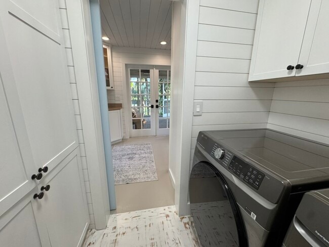 Building Photo - 2732 Weeks Ave