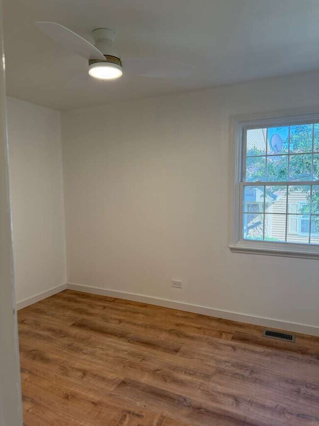 Building Photo - 136 Brookwood Ct