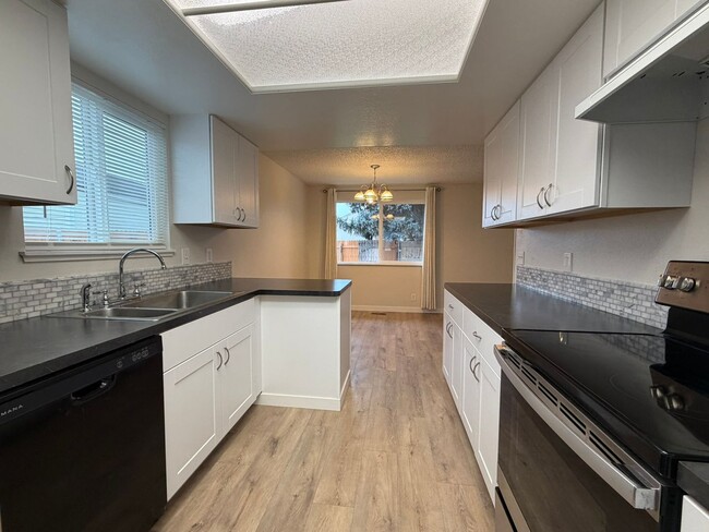 Building Photo - Beautiful 4 bed 2 bath home in Boise just off E Bergeson St