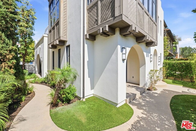 Building Photo - 13079 Bluff Creek Dr