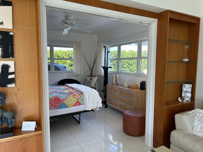 Building Photo - 1221 Hillsboro Mile