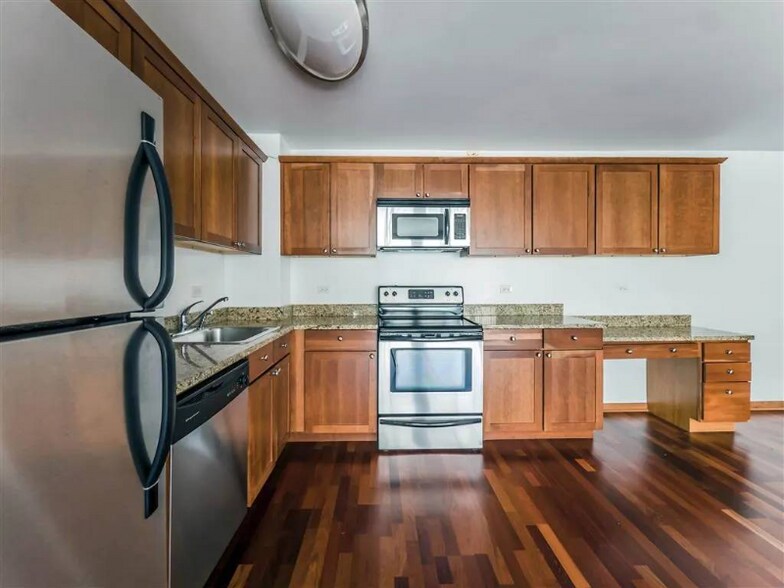 Building Photo - 2913 N Sheridan Rd