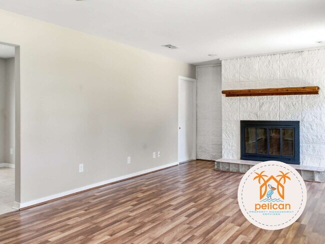 Building Photo - "Charming 3-Bedroom Retreat on Deedra Avenue - Spacious Living at 1325 Sq Ft in Pensacola!"