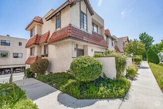 Building Photo - Spacious 3-Bedroom Townhome with Community...