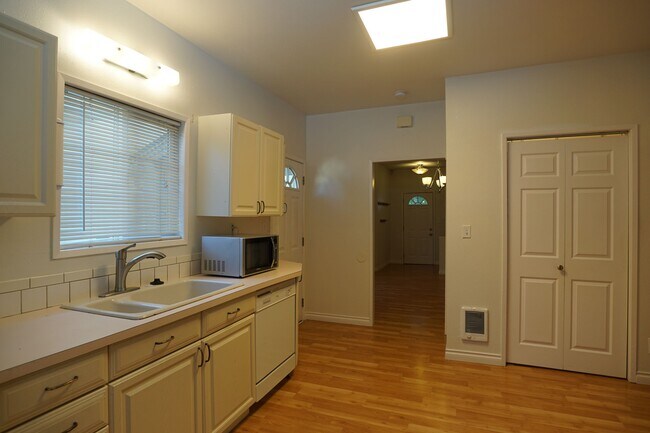 Building Photo - 1209 S J St