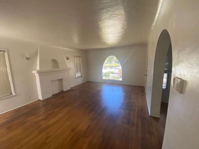 Building Photo - 3016 W 43rd Plz