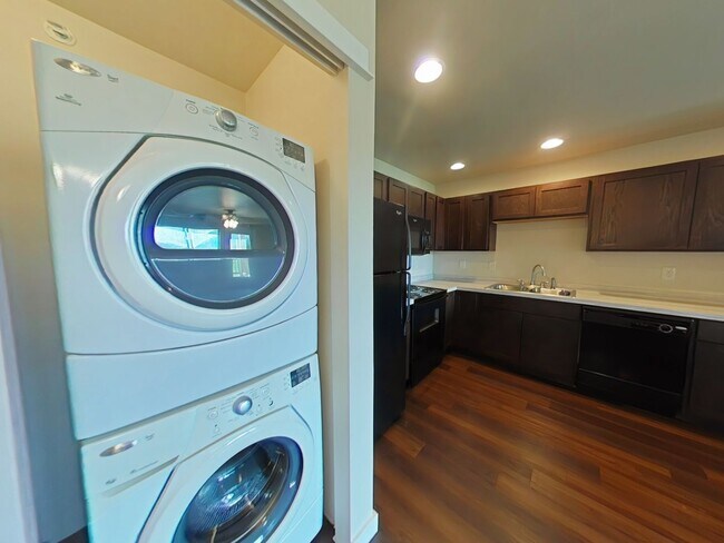 Building Photo - Top floor apartment! Beautiful 2 bedroom 2...